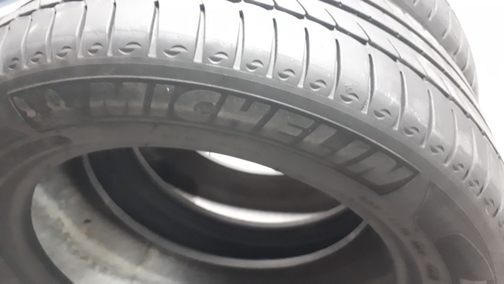 Dois pneus semi-novos 215/55 16 97W Michelin Primacy HP