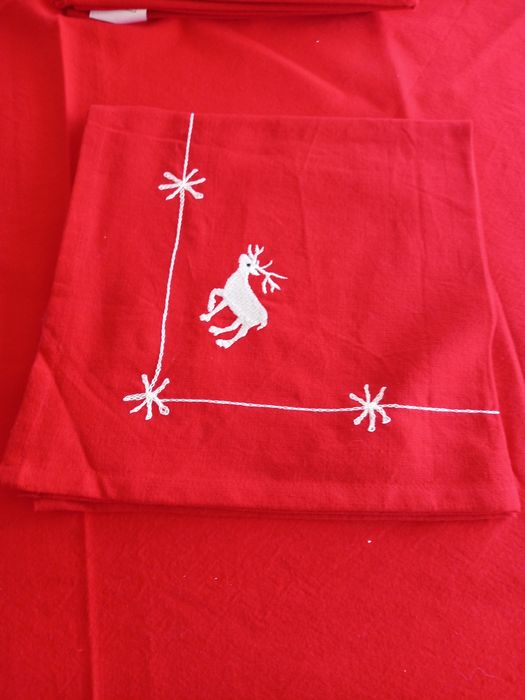 Toalha de Natal bordada com 6 guardanapos  25€