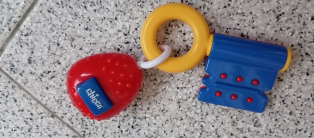 Vários brinquedos para bebê