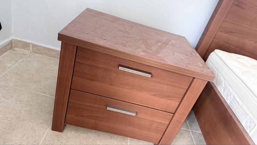 Cama de casal com colchão + 2 mesas de cabeceira