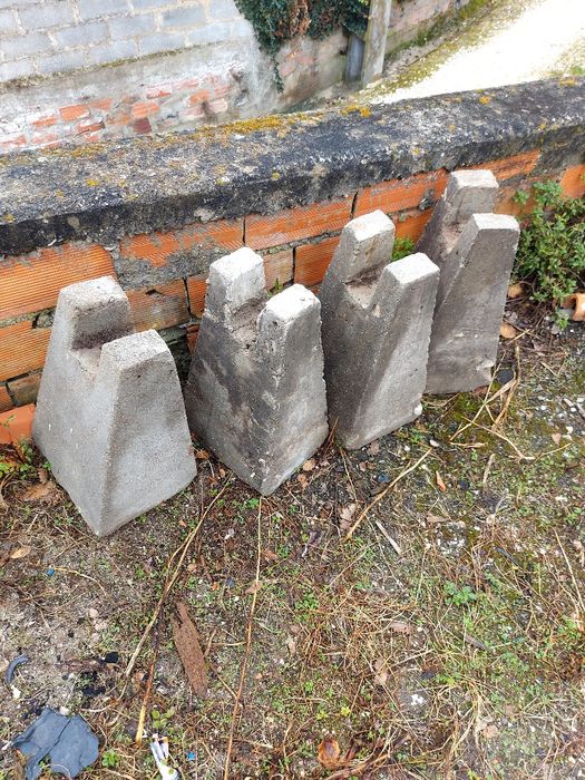 Suportes de cimento para barris de madeira.