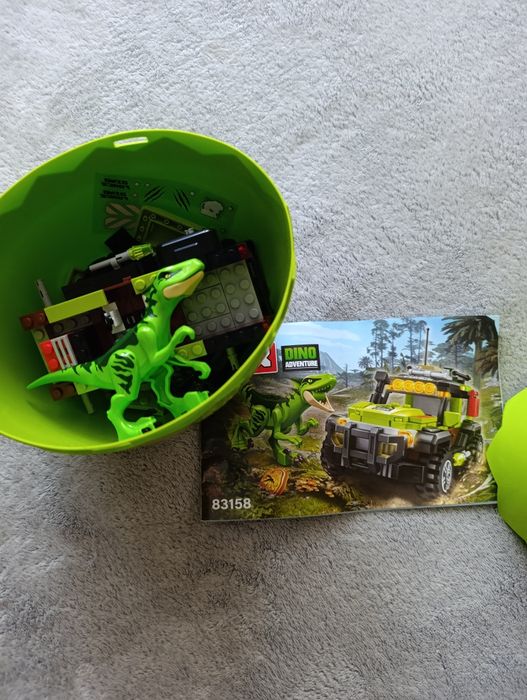 Lego w jajku z dinozaurem