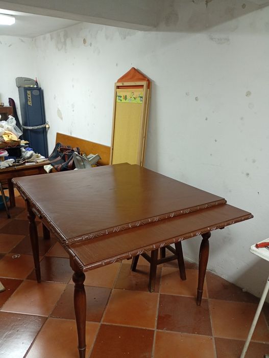 Mesa sala de jantar extensível a dois metros e vinte.