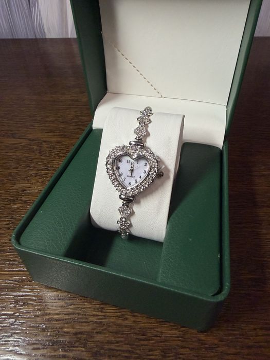 Stylowy zegarek damski elegancki z kryształkami w kształcie serca