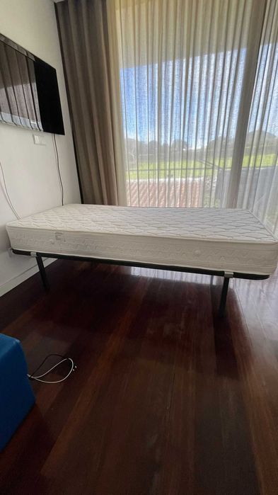 Cama individual + colchão (estrutura metálica com ripas de madeira)