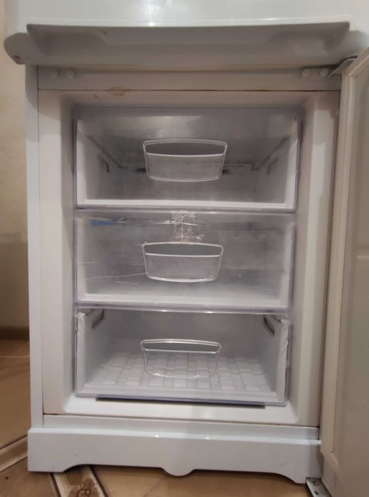 Продам холодильник Indesit BIAA 18 NF (UA) у хорошому робочому стані