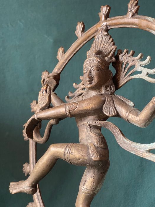 Grande estátua de bronze de Shiva Nataraja