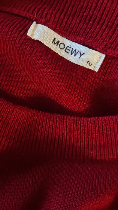 Vestido vermelho manga comprida, com renda nas mangas