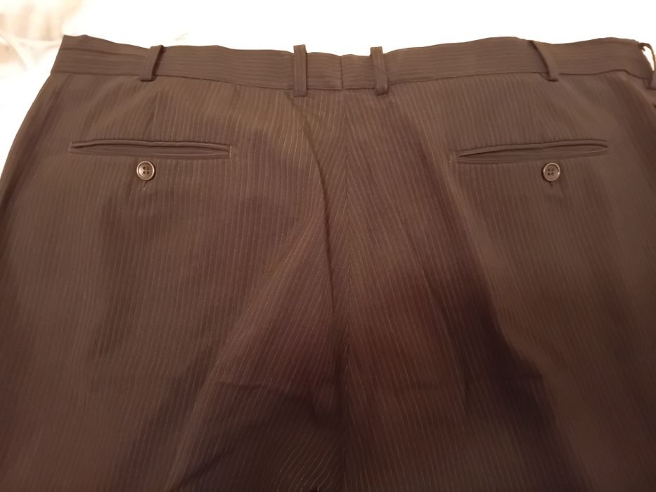 Calças de fato pretas as riscas brancas