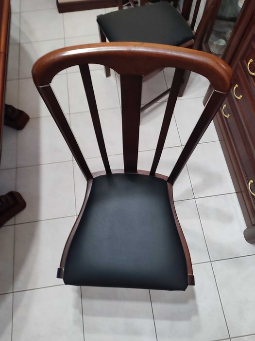 Mesa de sala mais seis cadeiras