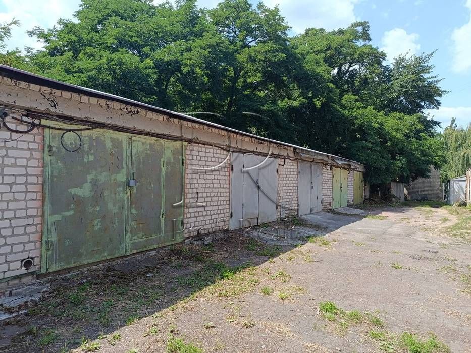 Продам бетонний гараж Солом'янський р-н/Фучика