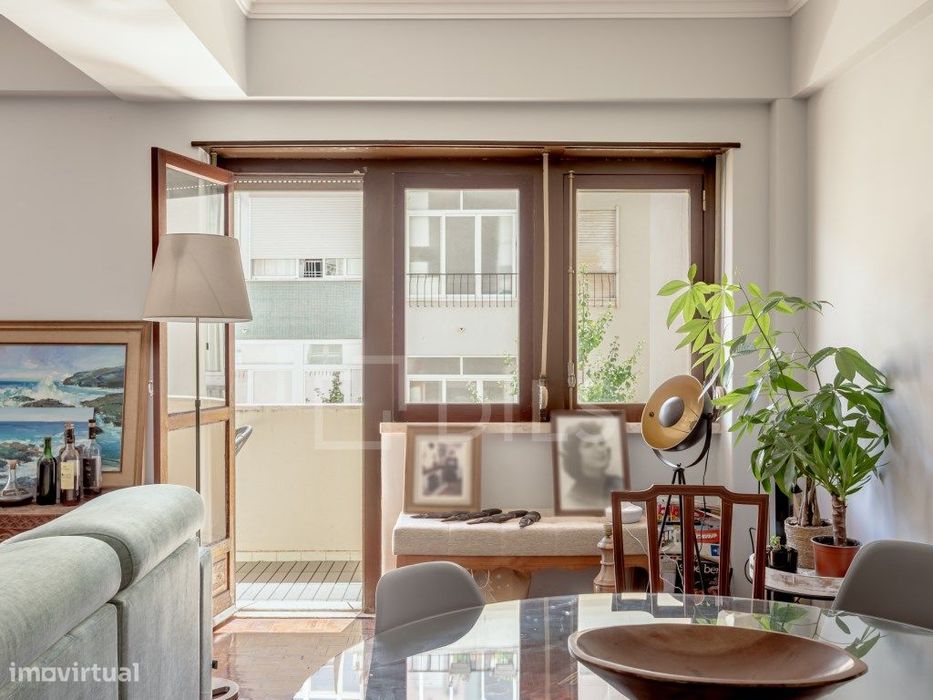 Apartamento T2 com varanda e elevador, em Oeiras.