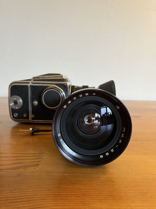 Aparat średnioformatowy KIEV 80 z dwoma obiektywami i magazynkami