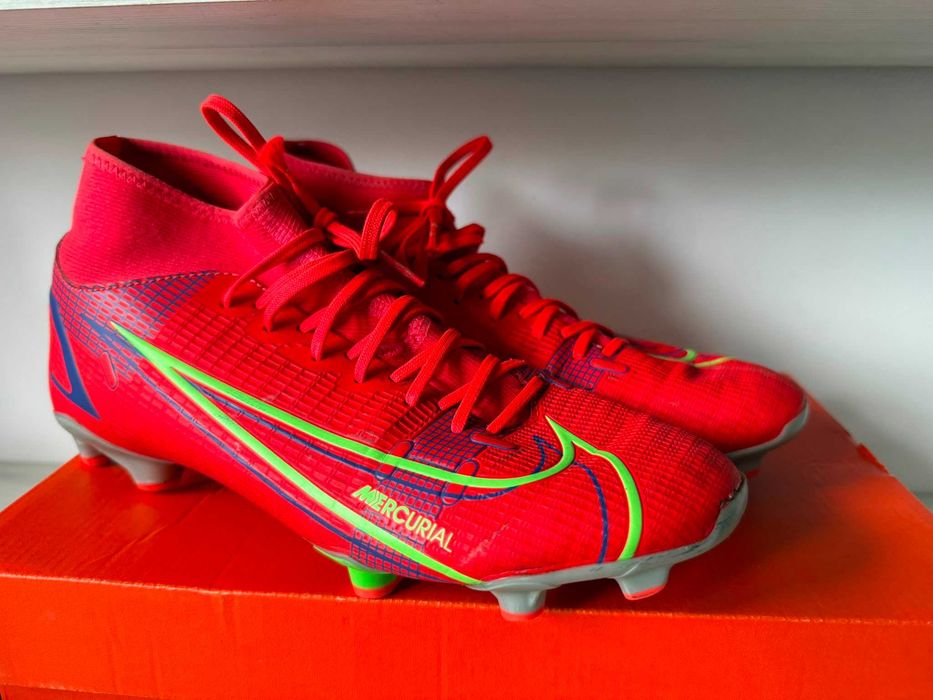 Pomarańczowe buty piłkarskie korki Nike