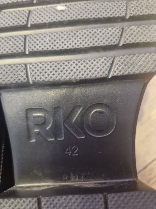 Wsuwane buty lakierowane Ryłko