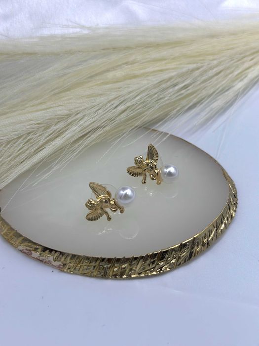 Złote kolczyki stal