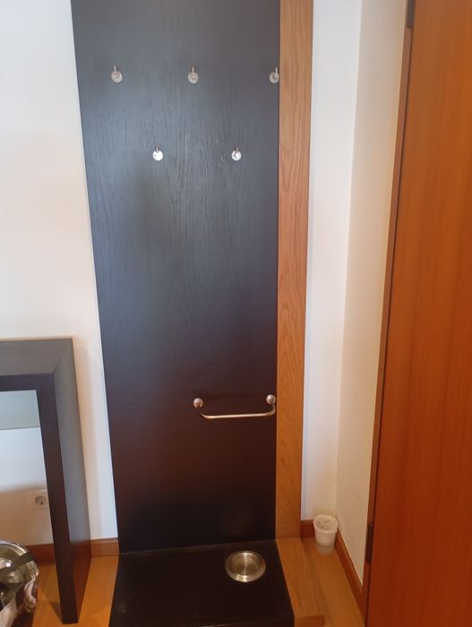 Urgente- Móvel de entrada para casacos e guarda chuva.