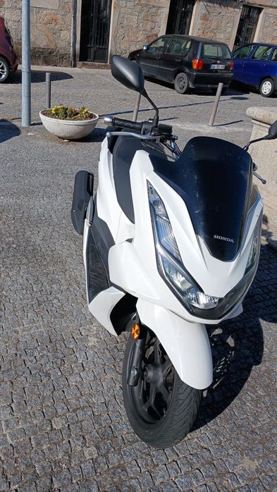 Vendo moto PCx 2023 , com 13 mil km , as revisões feita na Honda, moto de mulher .Como nova