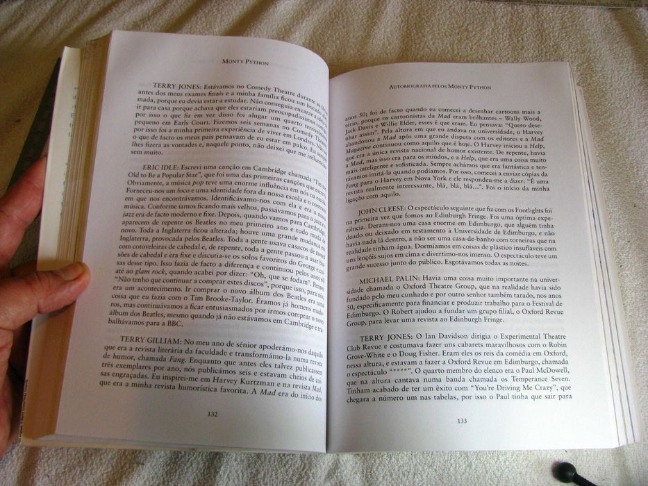 Livro "Monty Python Autobiografia pelos Monty Python"