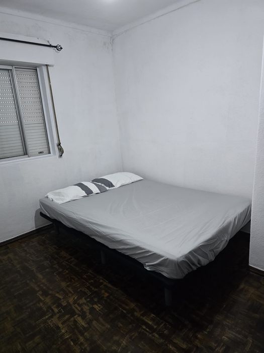 Alugo quarto (solteiro" a")