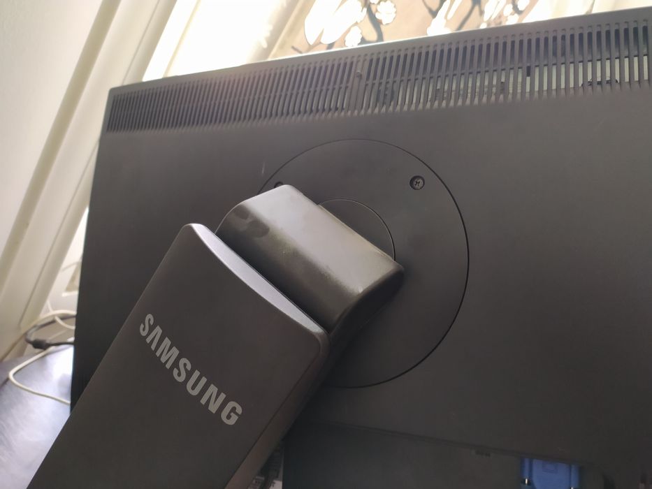 Monitor Samsung rotativo de 24 polegadas425284535604357124
