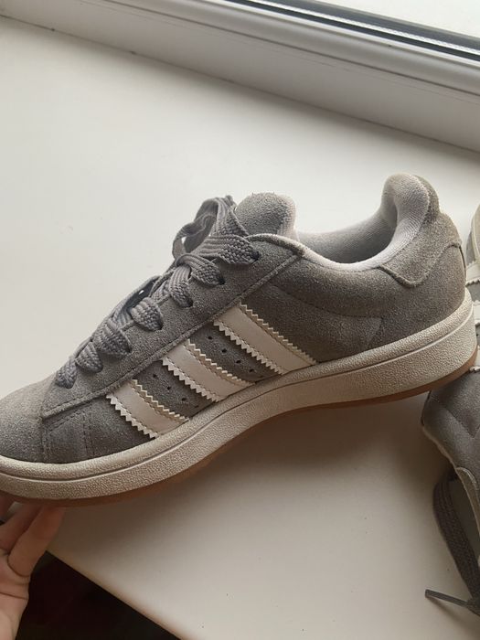 Кросівки універсальні.