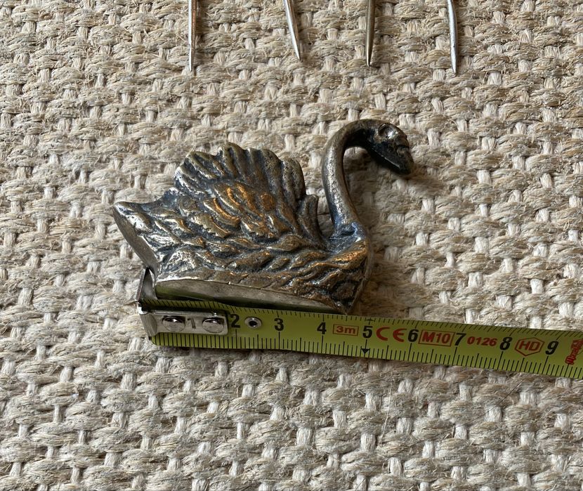 Cisne com plumas para cocktail em metal vintage