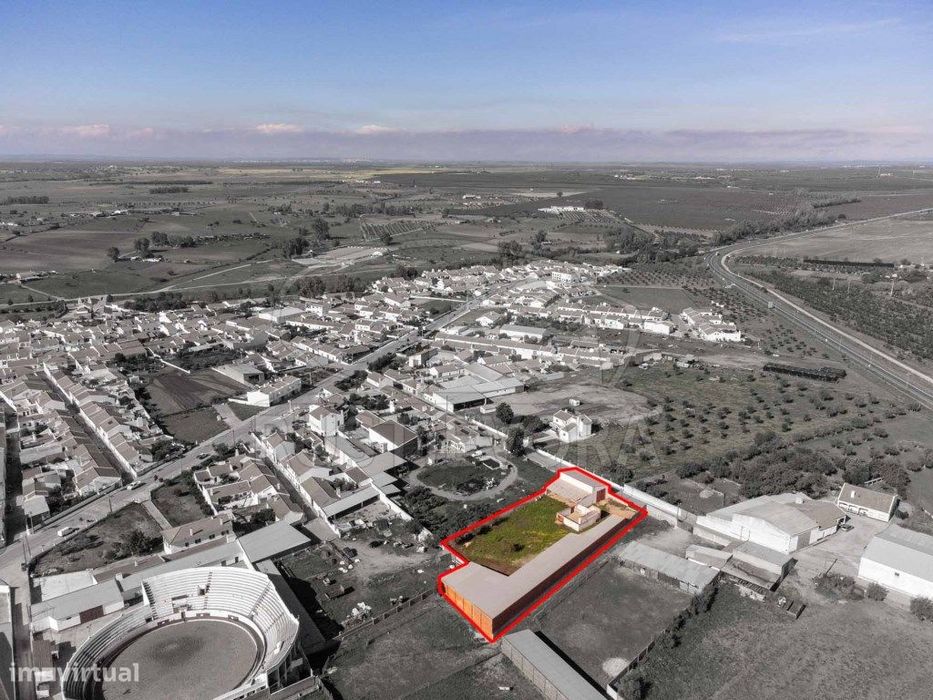 Terreno com instalações agrícolas e armazém