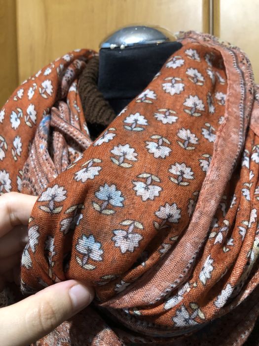 Lekki wiosenny pomarańczowy szal chusta w kwiatowe wzory nowy