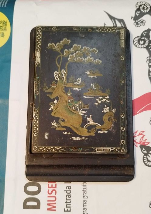 Suporte antigo chinês em metal, para bloco de notas.