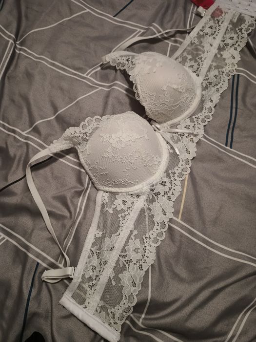 Biustonosz biały nowy 80B koronka