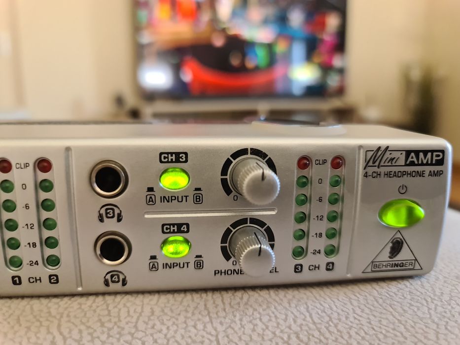 Berhinger Amp800 como novo