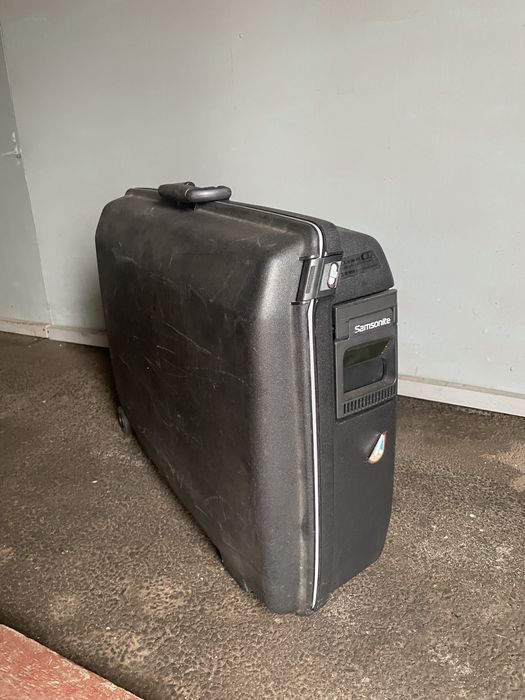 Чемодан  Samsonite пластиковий чемодан валіза пластикова