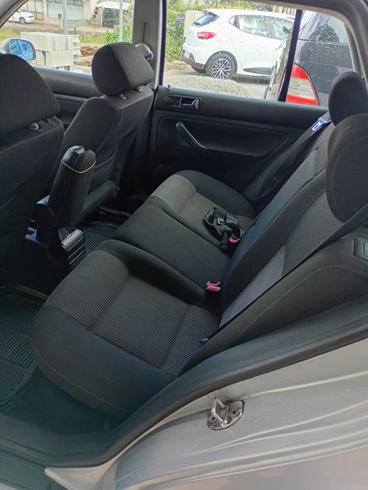 Volkswagen- golf -4 .