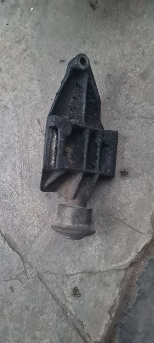 Кронштейн генератора Audi 100  c3