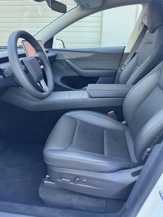 Tesla Model Y Long Range      2026