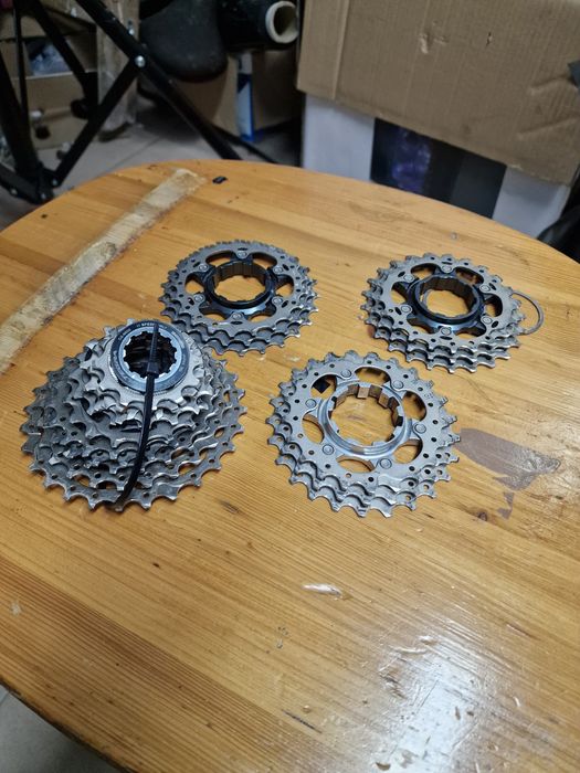 Kaseta Shimano Ultegra 11rzędowa z trzema dodatkowymi pająkami.