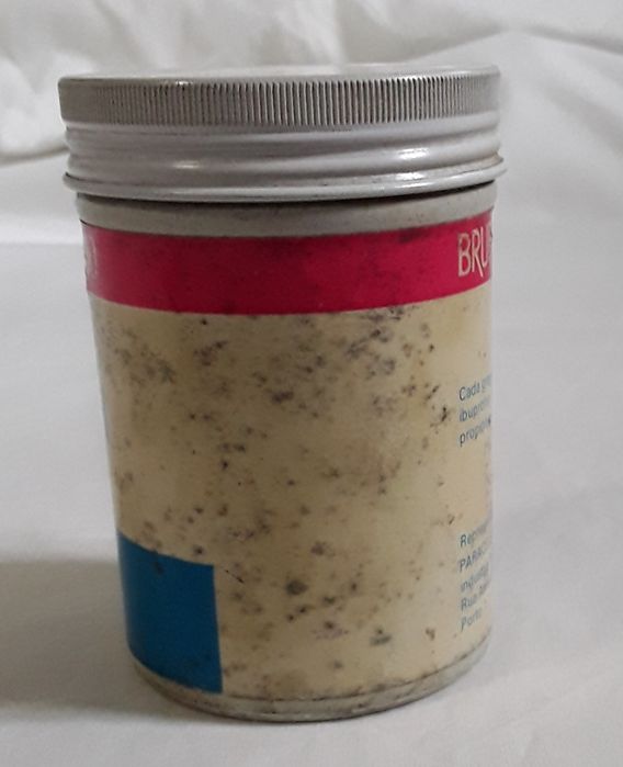 Antiga caixa de medicamento em alumínio