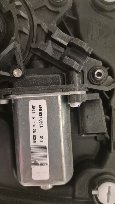 Dociąg drzwi prawy tył Porsche Cayenne 4F0.837.059A