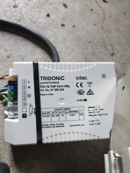 Lampa halogenowa ze statecznikiem elektronicznym 70W.