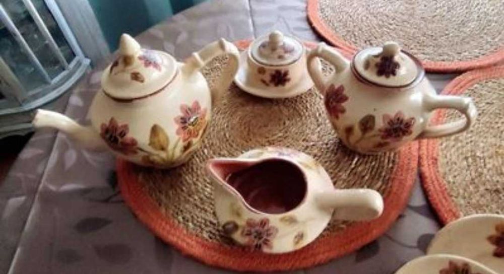 Lindo e antigo serviço de café em cerâmica - Redondo