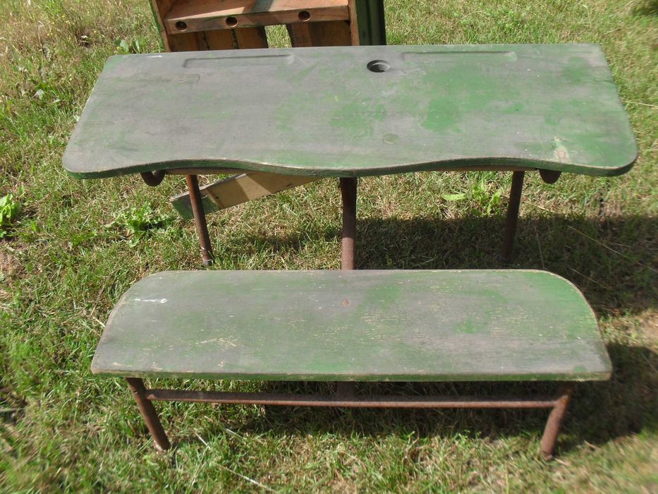 Stara zabytkowa ławka szkolna z miejscem na kałamarz vintage