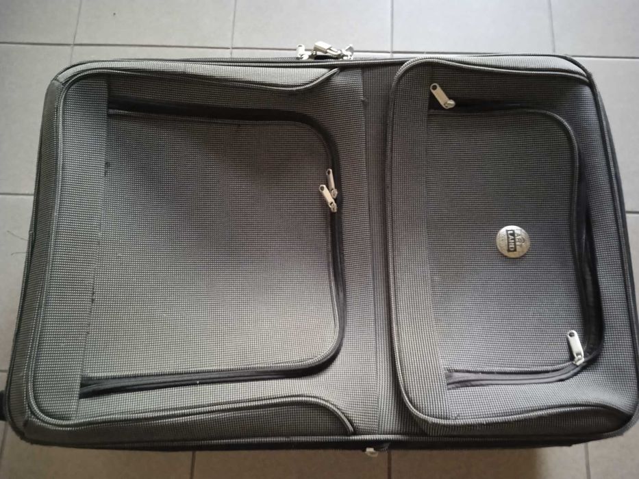 walizka w szarą kratkę