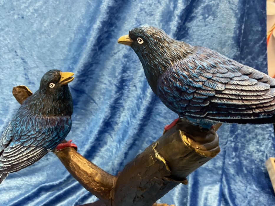 Escultura bronze aves do paraíso em tronco altura 41 cm