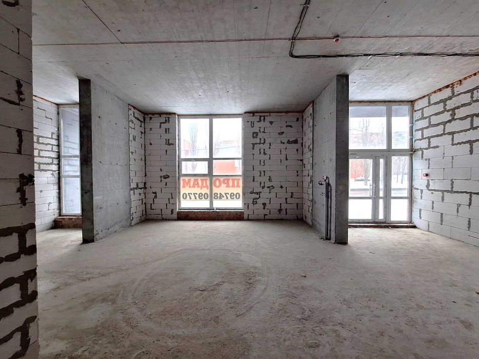 Продаж торгівельного приміщення 97,26 м² у ЖК Кристал