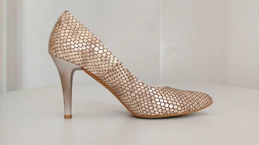 Nieużywane skórzane szpilki marki Bayla imitujące skórę węża