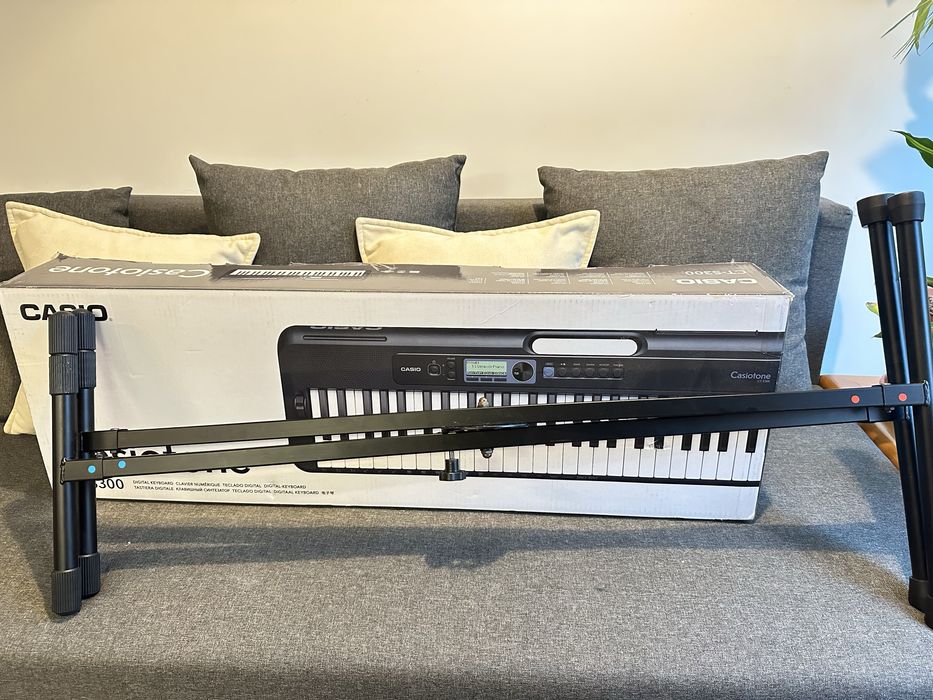 Casio CT-S300 + suporte/base — Como novo