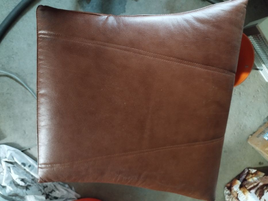 Almofada de pele castanha 15 euros - Nova