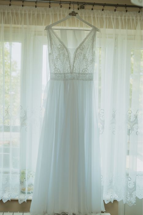 Suknia ślubna z koronką i muślinem, dekolt V, rozmiar S/M