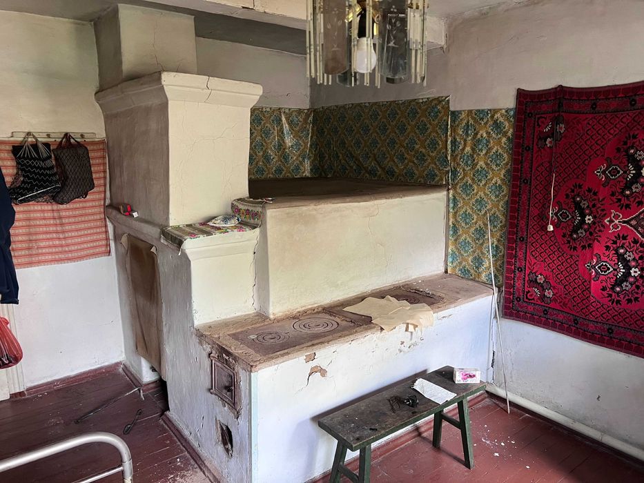 Житловий будинок з господарськими будівлями та спорудами загальною площою 80,6 м.кв.